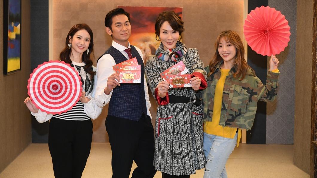 《一家團圓》演員陳小菁（左起）、亮哲、林千鈺、貝童彤齊聚拍賀年照。（圖／三立提供）