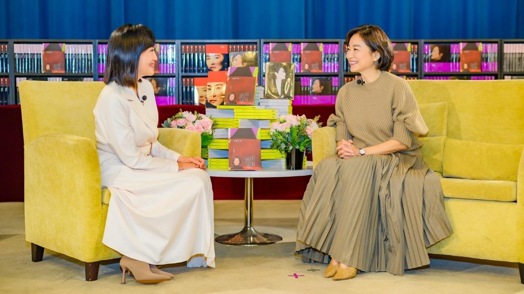傳奇女神林青霞（右）獨家接受《TVBS看板人物》主持人方念華專訪。（圖／SWKIT鄧永傑攝影，時報出版提供）