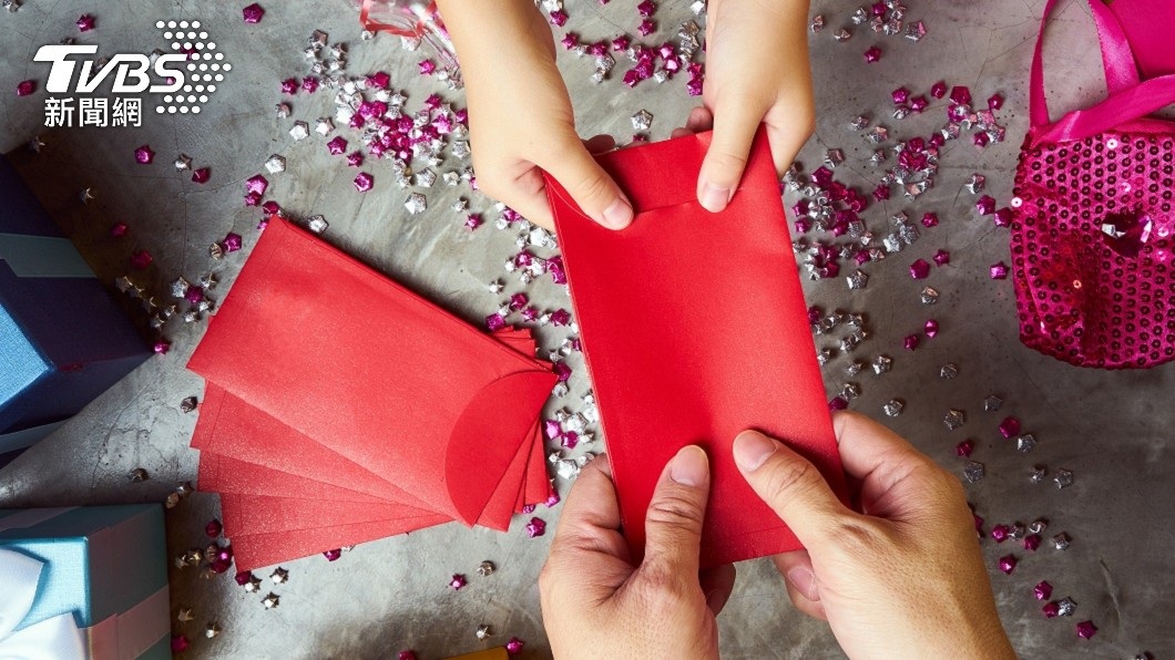 農曆新年發紅包給長輩和晚輩是傳統習俗之ㄧ。（示意圖／shutterstock達志影像）