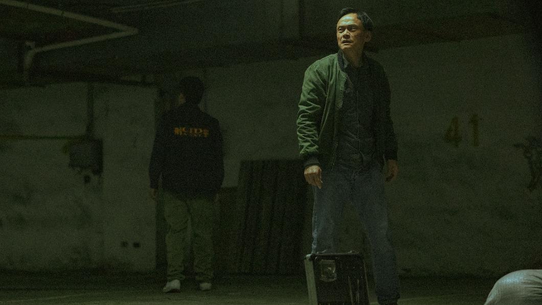 陳以文在《惡有引力》飾演失去女兒的警察父親。（圖／Disney+提供）