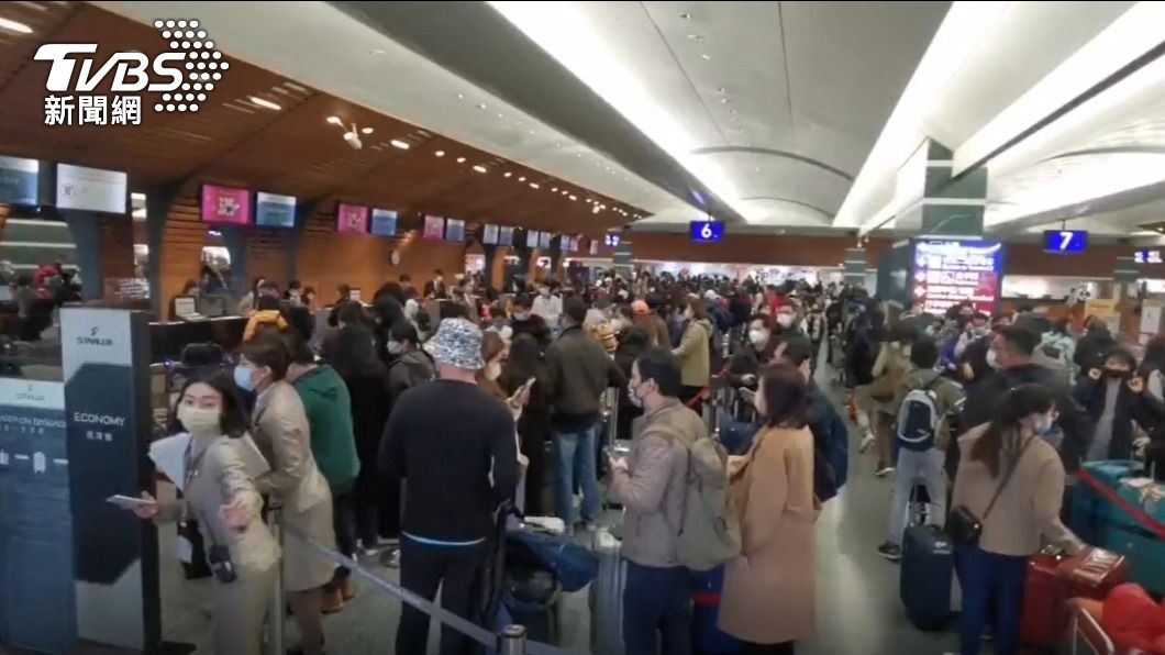 桃園國際機場今早就已出現大批人潮。（圖／TVBS）