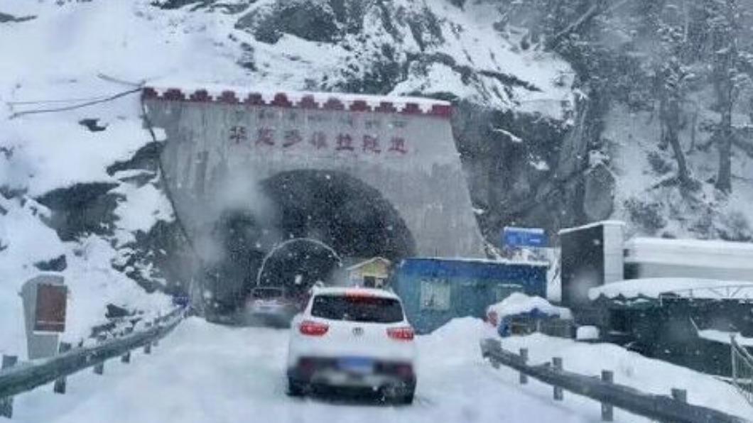 中國大陸西藏自治區林芝市米林縣派鎮至墨脫公路多雄拉隧道出口（墨脫方向）17日晚間19時50分左右發生雪崩，至少8人罹難。（示意圖／翻攝自《微博》）