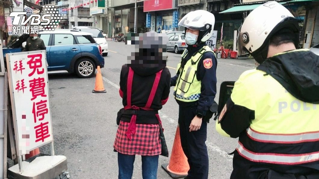 北港警方取締有佔路兜售行為的民眾。（圖／TVBS）