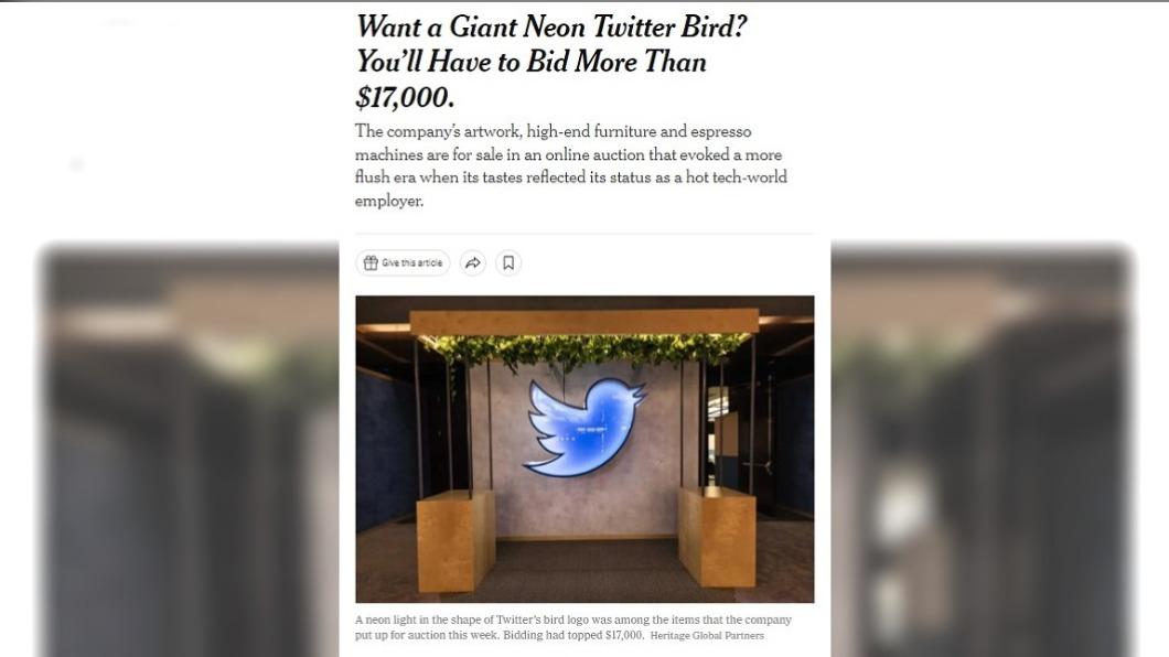 馬斯克拍賣推特鳥形標誌霓虹燈。（圖／翻攝自The New York Times）