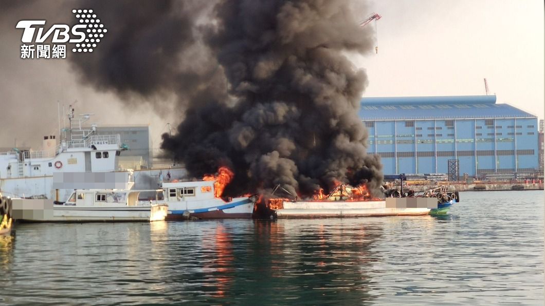 快訊／小港漁港火燒船，4漁船起火。（圖／TVBS）
