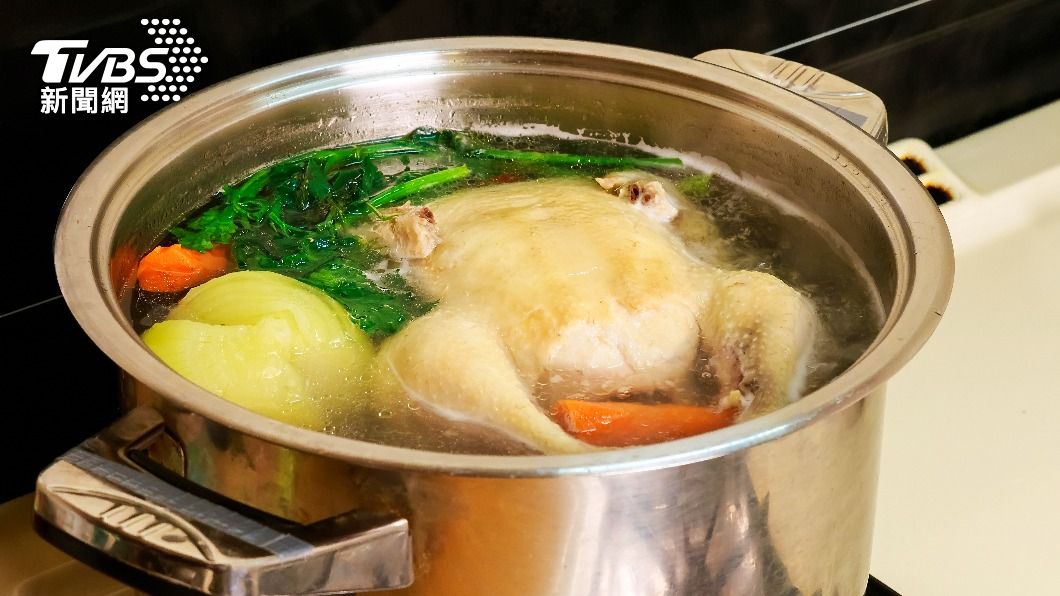 燉煮雞湯要留意自身體況是否適合食用。（示意圖／Shutterstock達志影像）