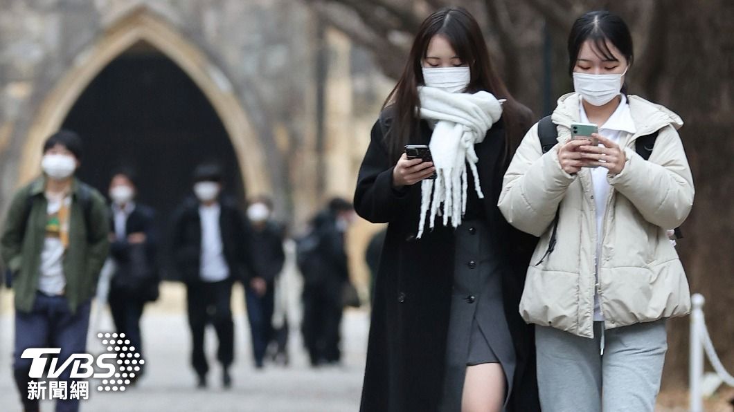 剛剛走出大學入學考試考場的日本學生，依然習慣戴上口罩防疫。（圖／達志影像美聯社）