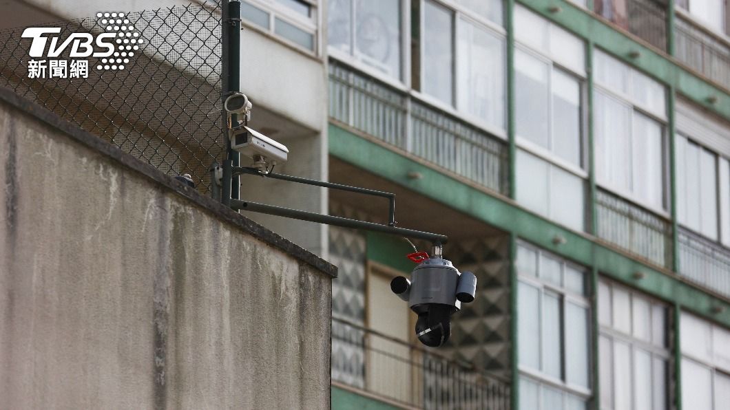 中國駐里斯本使館周邊裝設監控攝影機。（圖／達志影像路透社）