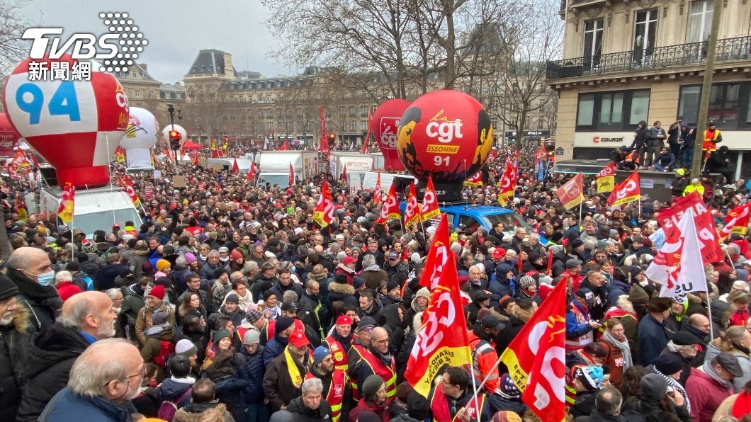 法國民眾不滿政府退休年金制改革，8大工會發動全國罷工與示威遊行。（圖／中央社）