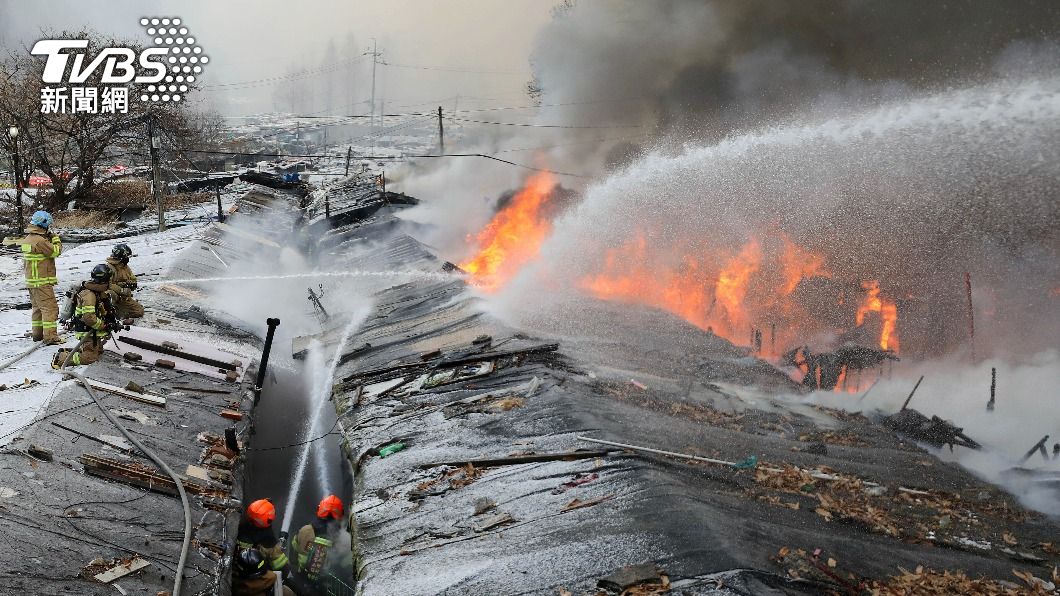 九龍村今日清晨發生大火，約有500多位居民被緊急撤離。（圖／達志影像美聯社）