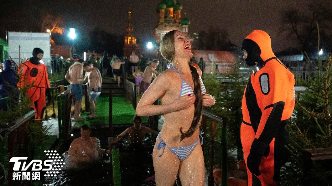 雖然室外是零下低溫，仍有俄羅斯女性不畏寒冷，穿比基尼來慶祝主顯節。（圖／達志影像美聯社）
