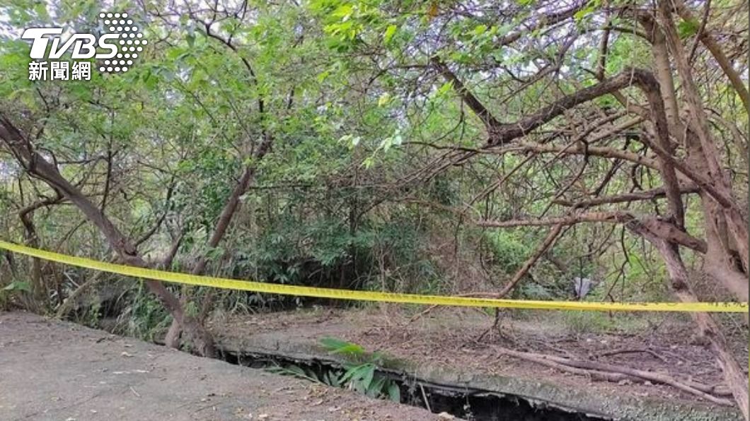 民眾日前在河堤附近的涵洞發現腐爛男屍，疑似是凍死街友。（圖／TVBS）