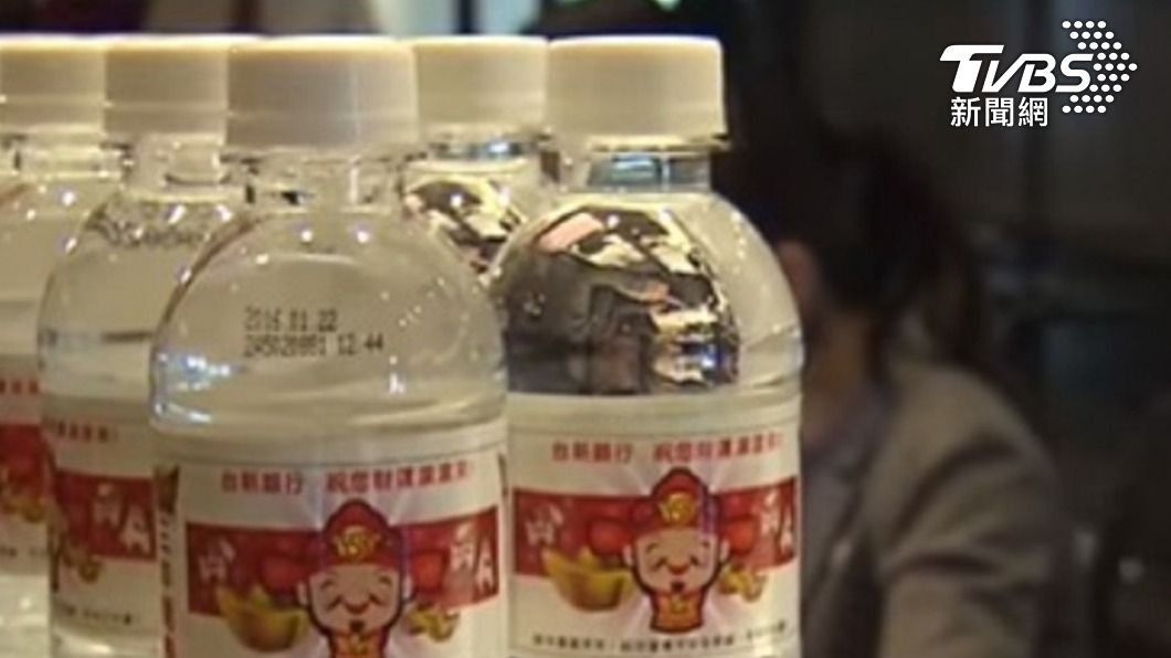 台灣各大銀行近幾年都會在新年開春之際，發送發財水給客戶，象徵好彩頭。。（圖／TVBS資料畫面）