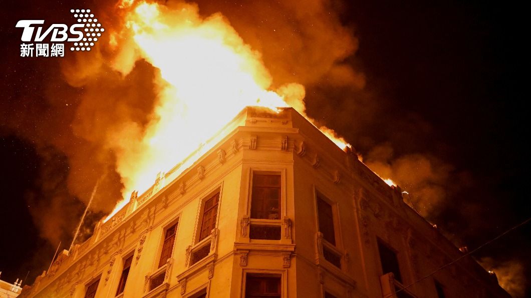 利馬一棟有百年歷史的豪宅在抗議期間遭大火燒毀。（圖／達志影像路透社）