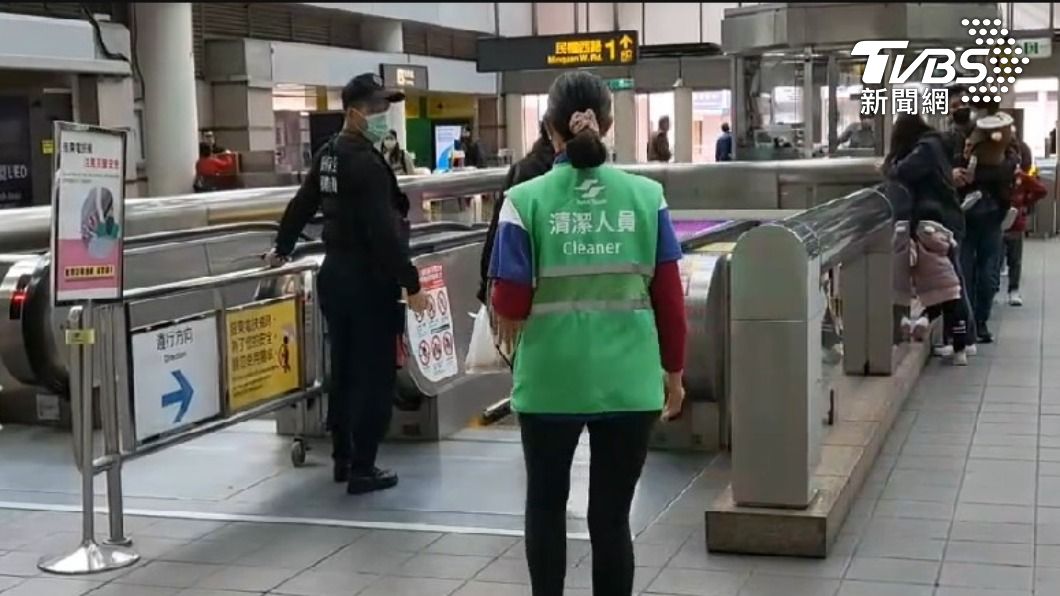 民權西路捷運站火災警報器突然大作。（圖／TVBS）