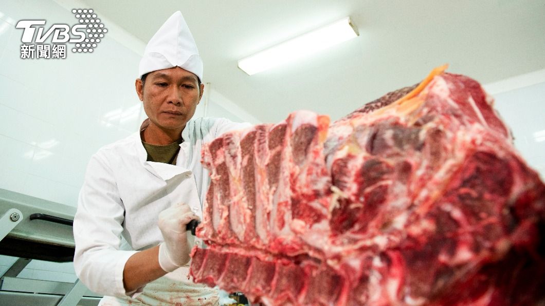 香港一位屠夫在作業期間遭豬隻撞倒，不慎被刀刺中動脈身亡。（示意圖，非當事人／shutterstock達志影像）