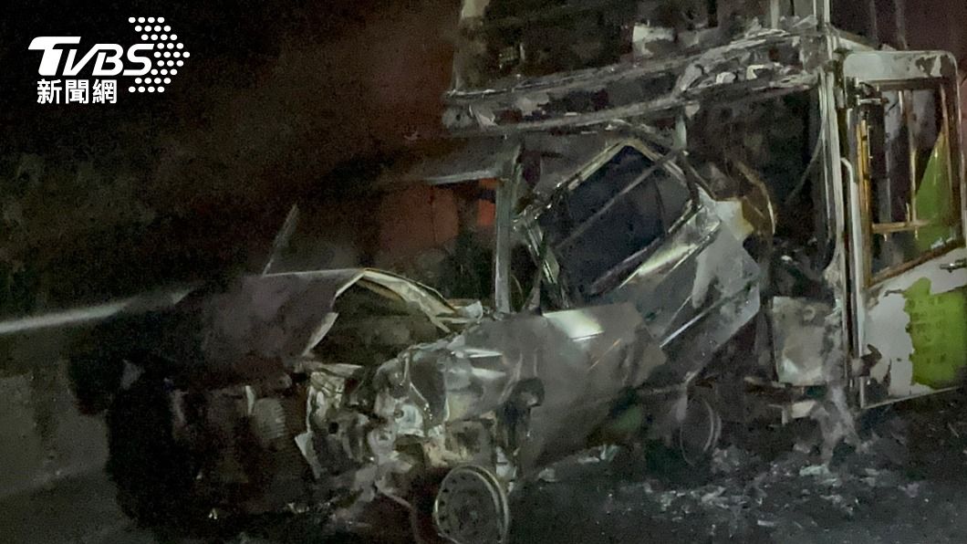 國道一號苗栗、頭屋路段今（22）日清晨發生火燒車意外，釀成2死8傷的悲劇。（圖／TVBS）