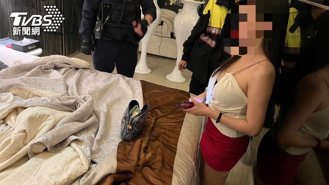 身材火辣的女子遇到警方臨檢卻先介紹老公。（圖／TVBS）