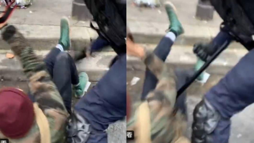 男子跌坐在地上，還被警棍毆打。（圖／翻攝自AB7 Média 推特 @Ab7Media）