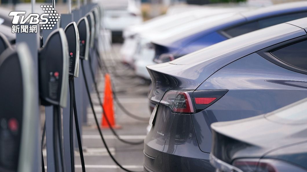 電動車主大半時間在排隊充電，使車程較往年增加不少。（圖／達志影像美聯社）