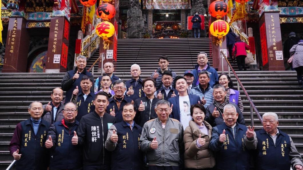 民眾黨主席柯文哲與台北市前副市長黃珊珊等人，一同赴新北參香。（圖／民眾黨提供）
