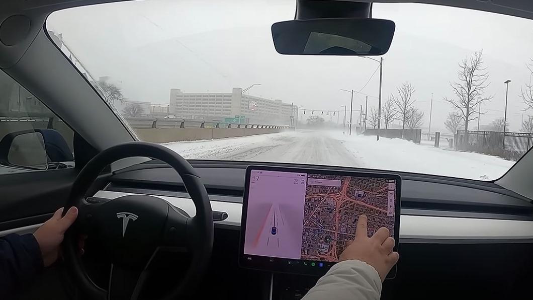 全自動駕駛仍無法完全克服各種天氣場景。（圖／翻攝自Youtube Detroit Tesla）