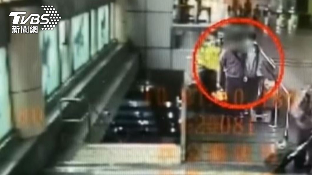 兩名男子因手扶梯站位爆發爭執。（圖／TVBS）