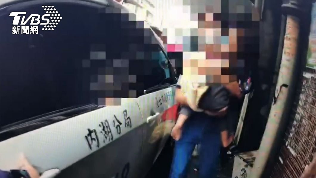 父母抱著受傷的男童向警員求救。（圖／TVBS）