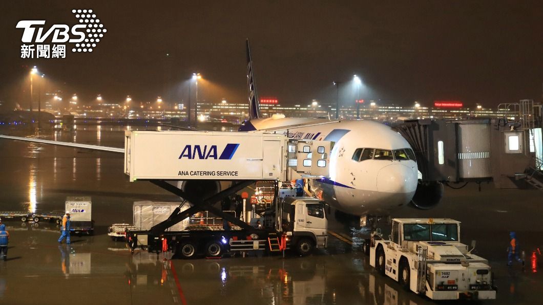 全日空一架貨機在降落東京成田機場後，預計前往停機坪，但因跑道結冰而打滑撞上卸貨車。圖非當事班機。（圖／達志影像美聯社）