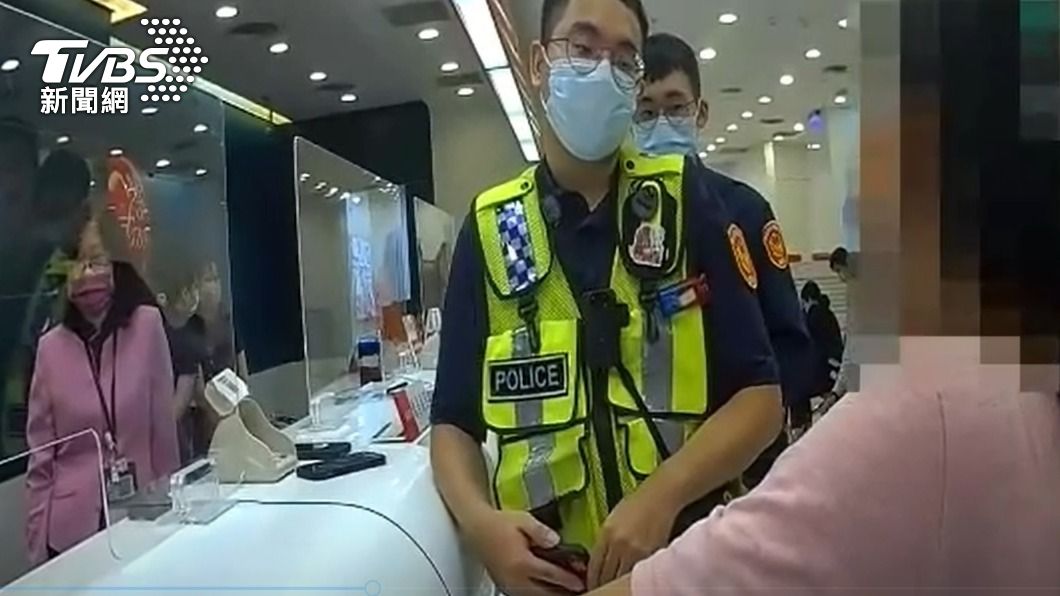 婦人臨櫃匯款百萬遭拒竟質疑警方找麻煩，警員露出無奈的表情。（圖／TVBS）