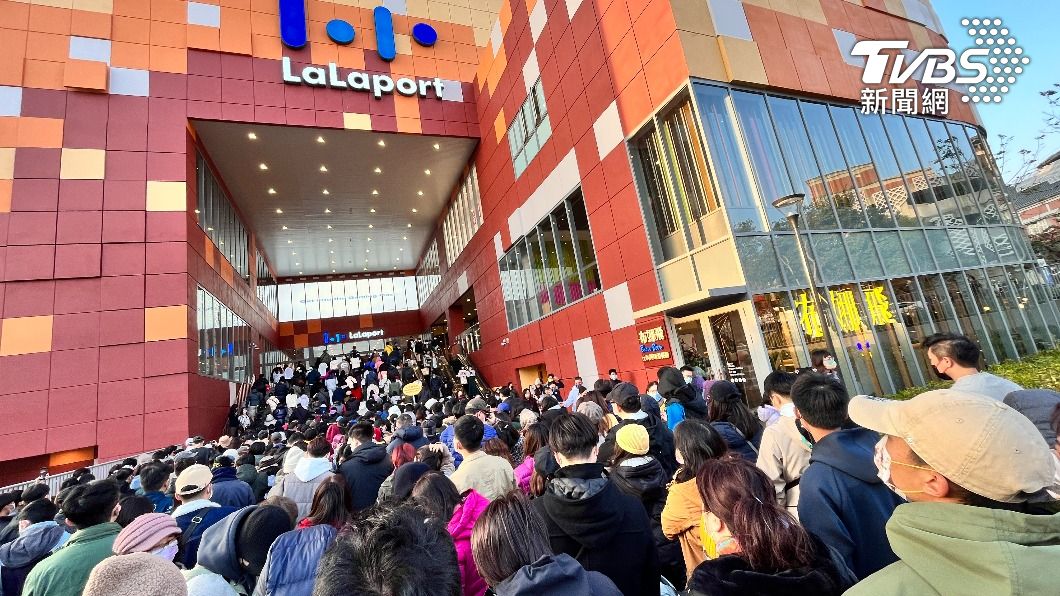 台中新開幕的購物中心LaLa port，試營運期間剛好碰上過年。（圖／TVBS）