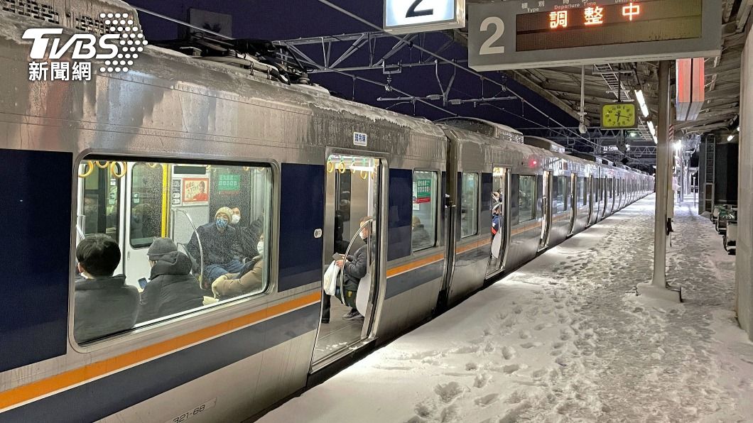 受到大雪影響，日本各地的電車都頻出狀況，戶外的月台上更是一片白雪。（圖／達志影像路透社）