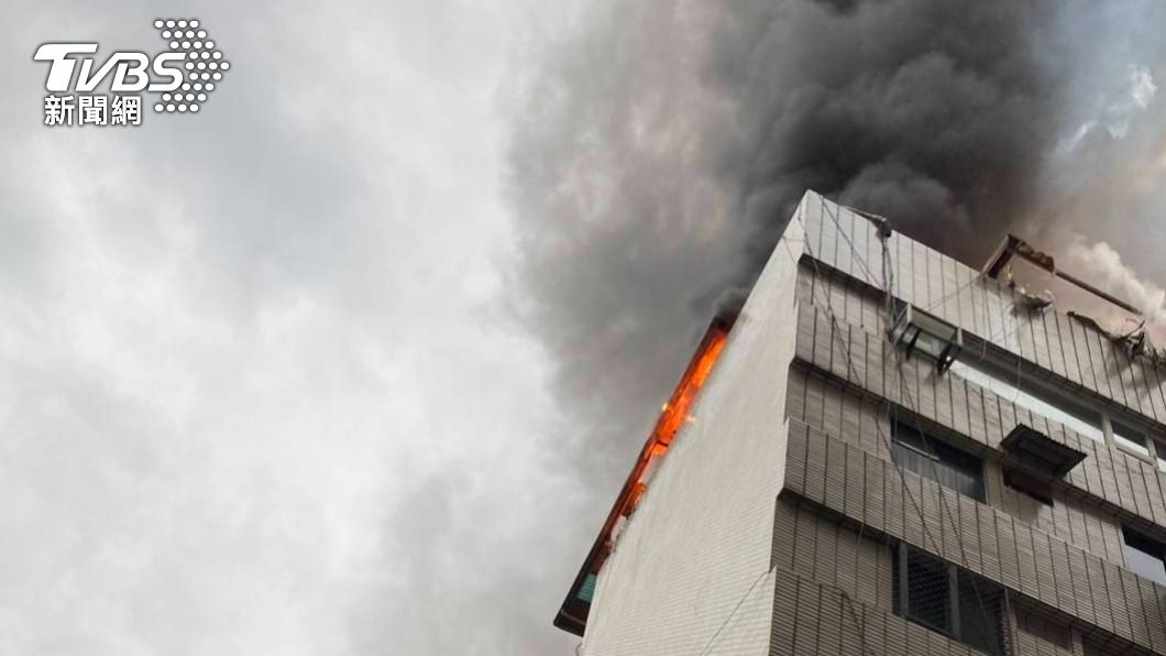 大樓樓頂冒出火煙。（圖／TVBS）