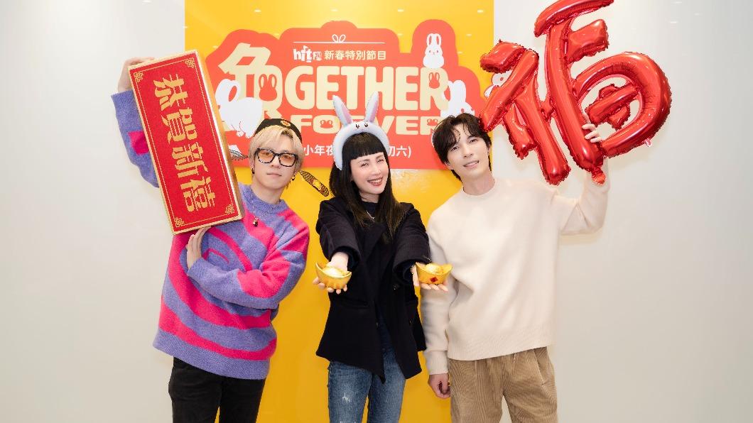 蔣卓嘉（左起）、魏如萱、陳勢安合體作客Hit FM新春特別節目。（圖／Hit Fm聯播網提供）