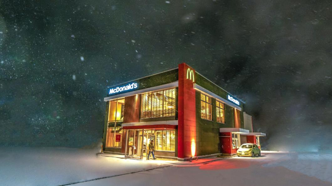 佇立在白雪中的麥當勞。（圖／翻攝自めかぶTwitter）