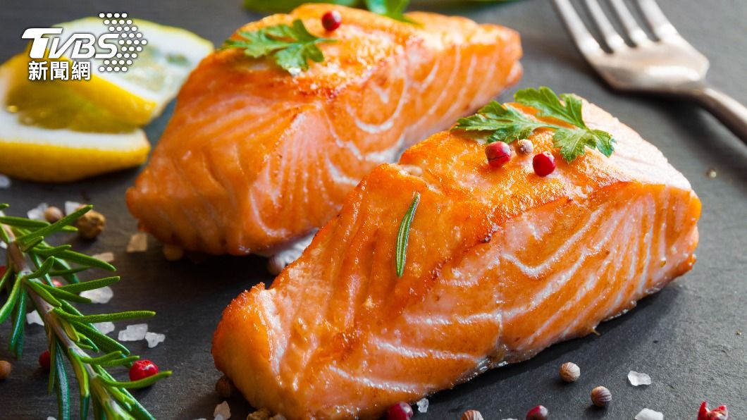 醫師表示鮭魚可預防心血管疾病、肥胖問題，並增強認知功能。（示意圖／shutterstock達志影像）