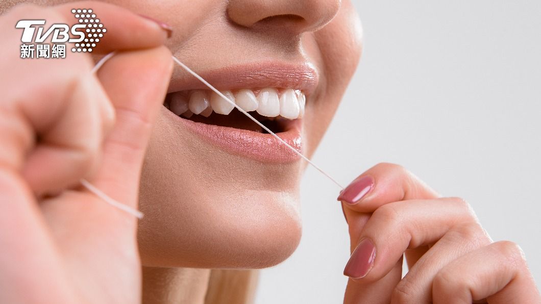 使用牙線有三大誤區千萬別採，恐讓越來越多細菌附著。（示意圖／shutterstock達志影像）