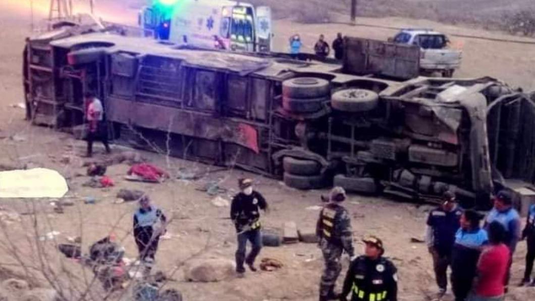 秘魯驚傳巴士墜崖。（圖／翻攝自RT en Español Twitter）