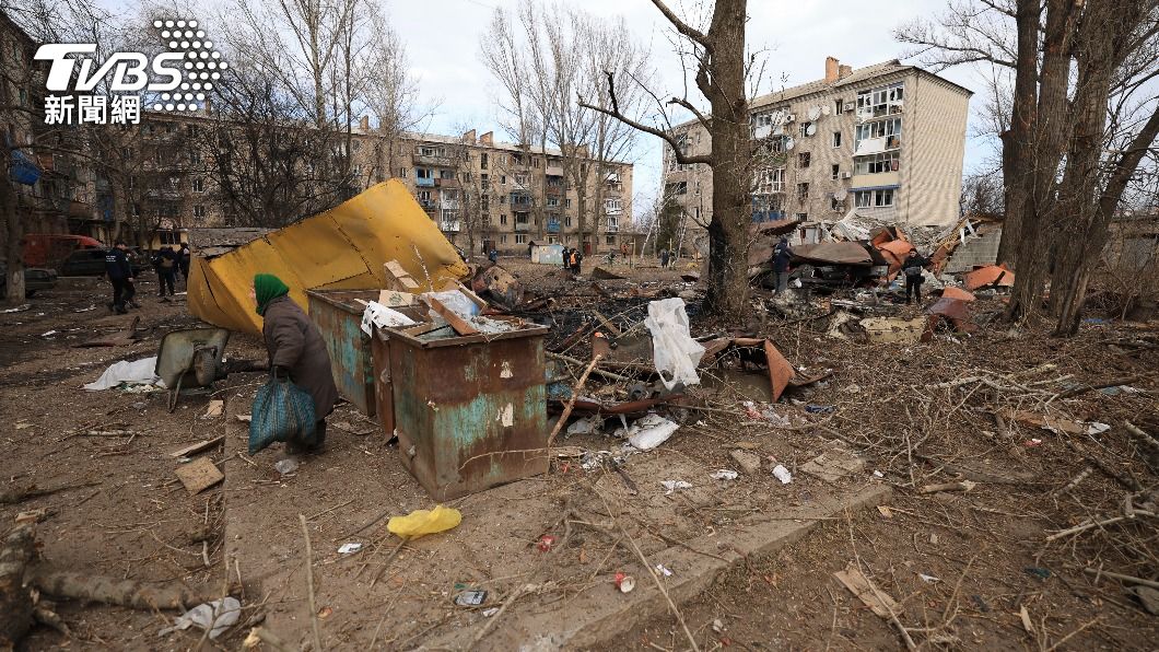 俄軍對烏克蘭東部的住宅區發動空襲。（圖／達志影像美聯社）