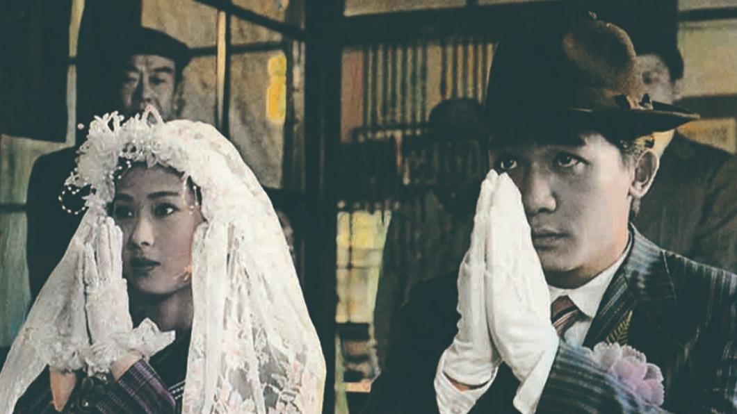 《悲情城市》26歲的梁朝偉與23歲的辛樹芬，在電影中扎扎實實跪拜到九叩首。（圖／牽猴子提供）
