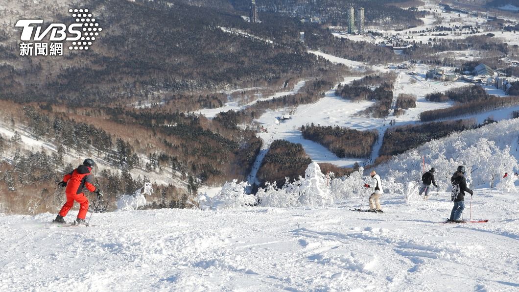 日媒報導，疑似有外國遊客違規闖入滑雪場外的山林，有10人遭遇雪崩意外。圖非當事滑雪場。（圖／達志影像美聯社）