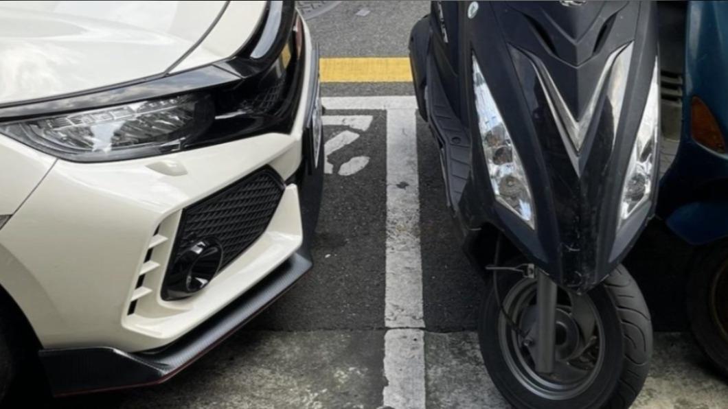 網友抱怨有些車輛停放路邊太過貼近。（圖／翻攝自PTT）