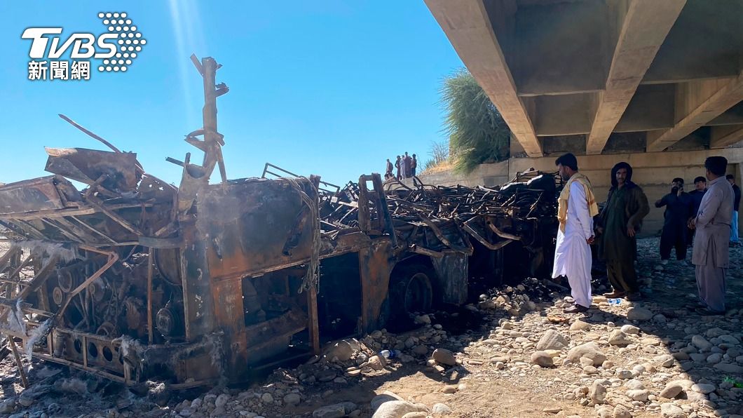 巴基斯坦發生巴士墜橋起火意外。（圖／達志影像美聯社）
