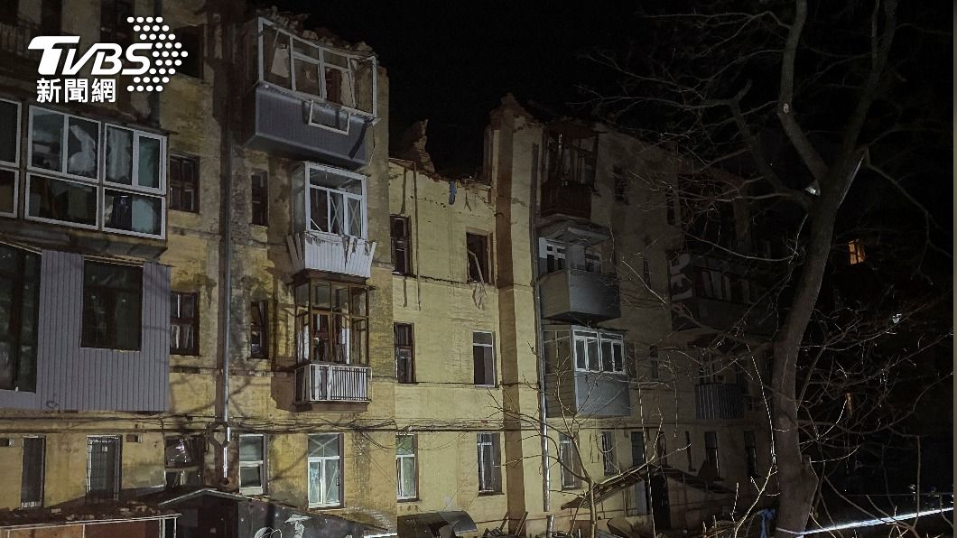 飛彈擊中哈爾科夫一棟公寓住宅，造成居民傷亡。（圖／達志影像路透社）