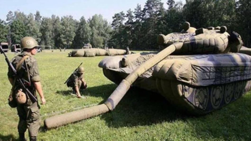 俄軍在扎波羅熱（Zaporizhzhia）地區使用「充氣戰車」，整台洩氣模樣超級洛漆。（圖／翻攝自 臉書The General Staff of the Armed Forces of Ukraine