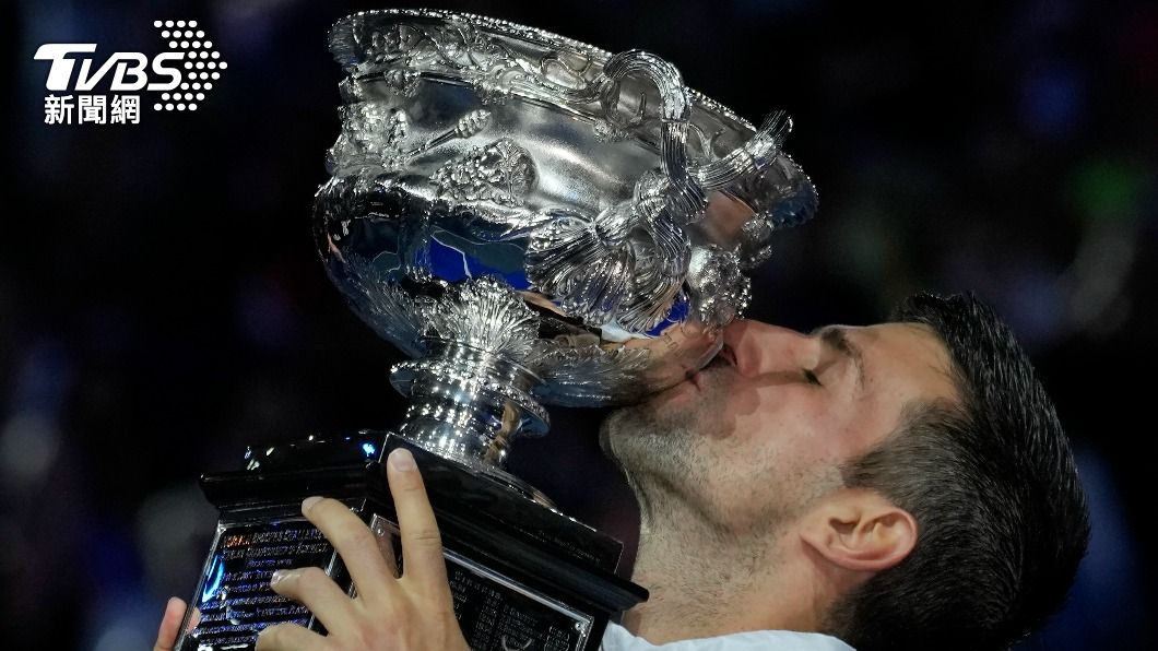 喬科維奇拿下本屆澳網冠軍，開心地親吻獎盃。（圖／達志影像美聯社）