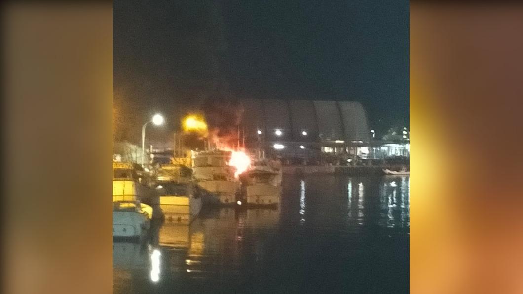 小琉球白沙港發生火燒船事件。（圖／翻攝自小琉球聯盟）