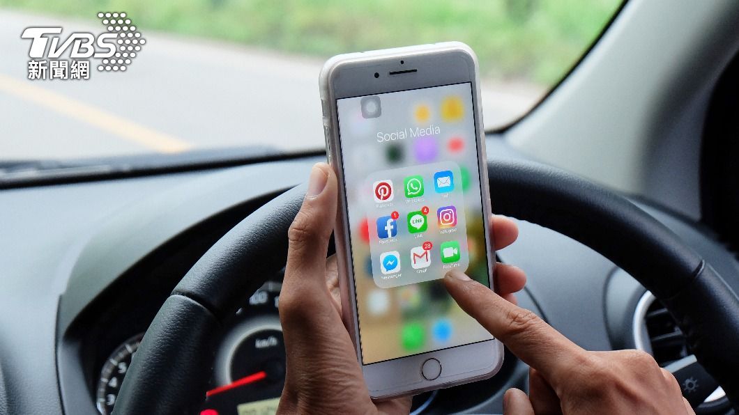 保險公司調查，iPhone用戶在開車時更容易分心。（示意圖／shutterstock達志影像）