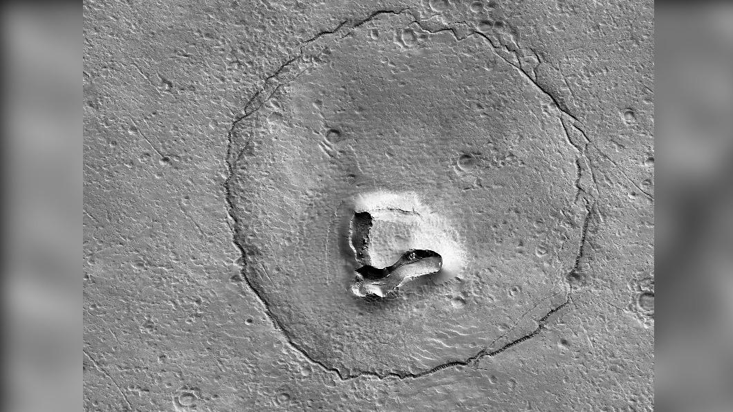 科學家在火星表面拍攝到的照片，就像是一隻小熊在微笑。（圖／翻攝自@HiRISE推特）