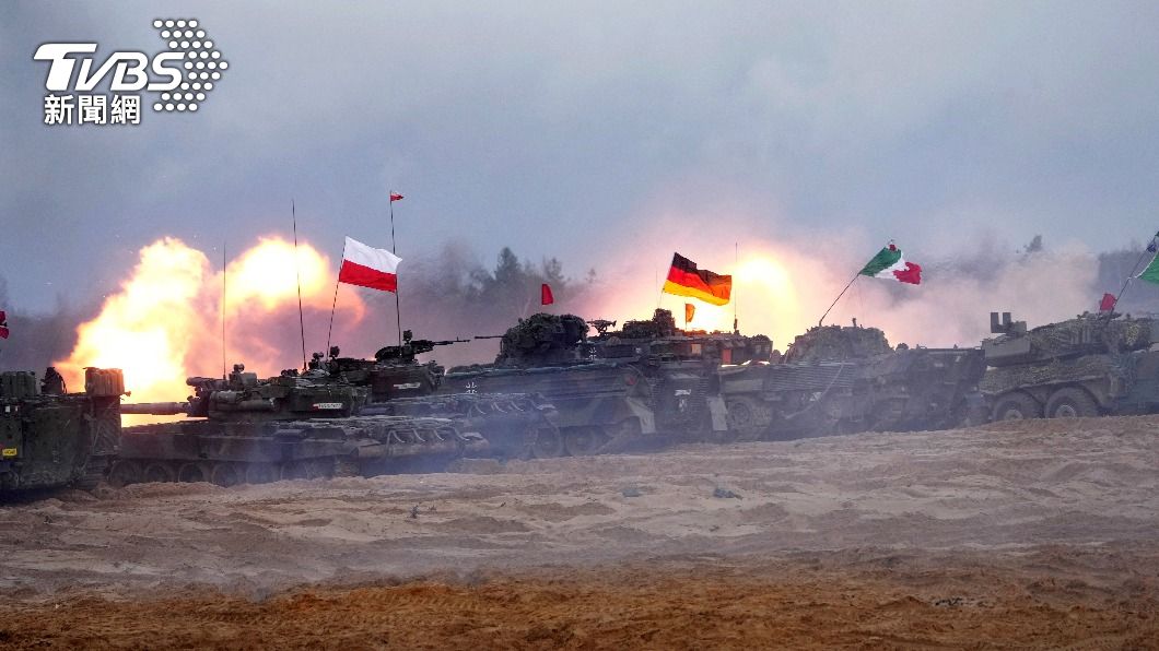 波蘭PT-91堅韌坦克、德國豹2坦克及義大利公羊坦克於拉脫維亞的北約軍演上實彈射擊。（圖／達志影像路透社）